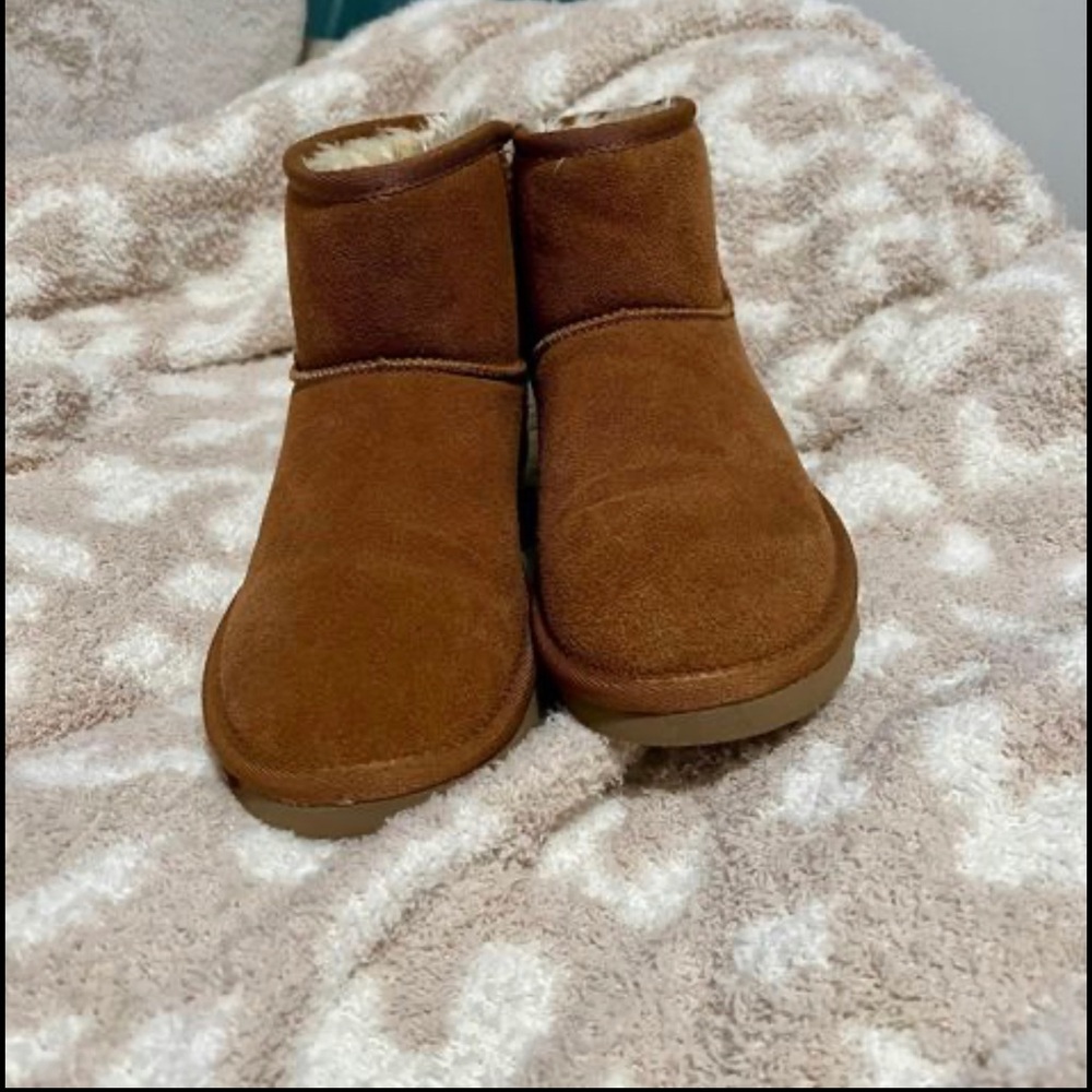 Short Faux-Fur Lined Booties size 8